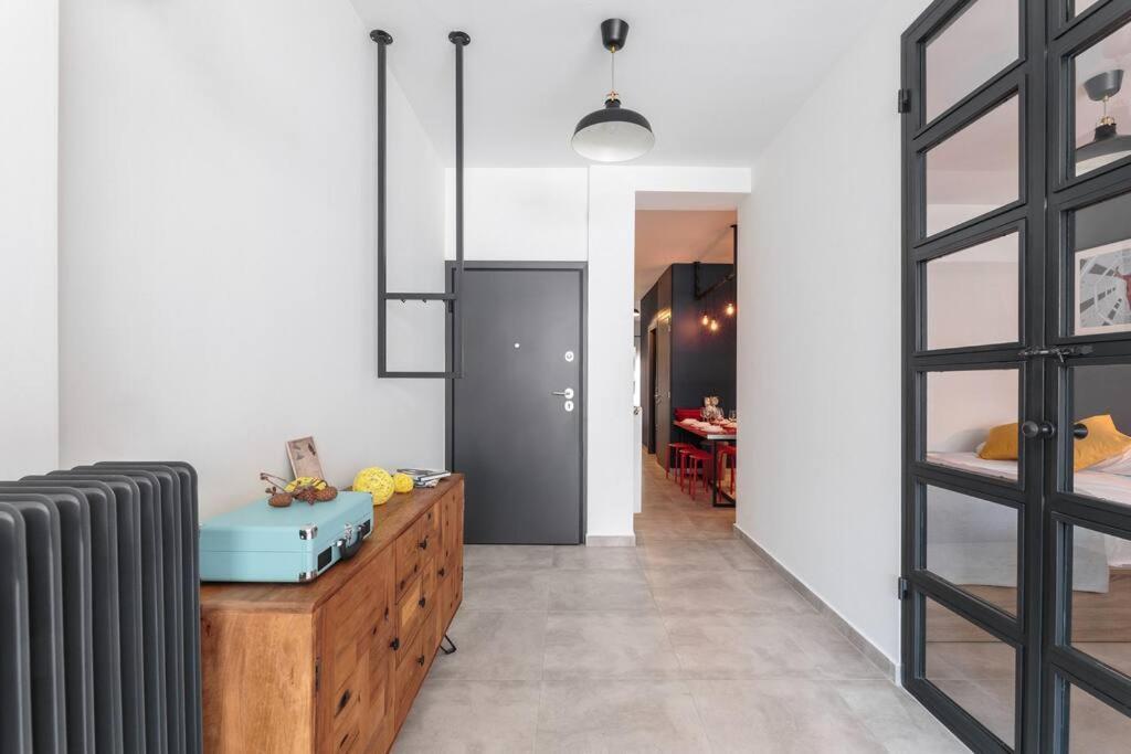 Apartment Cinema At The Center Of